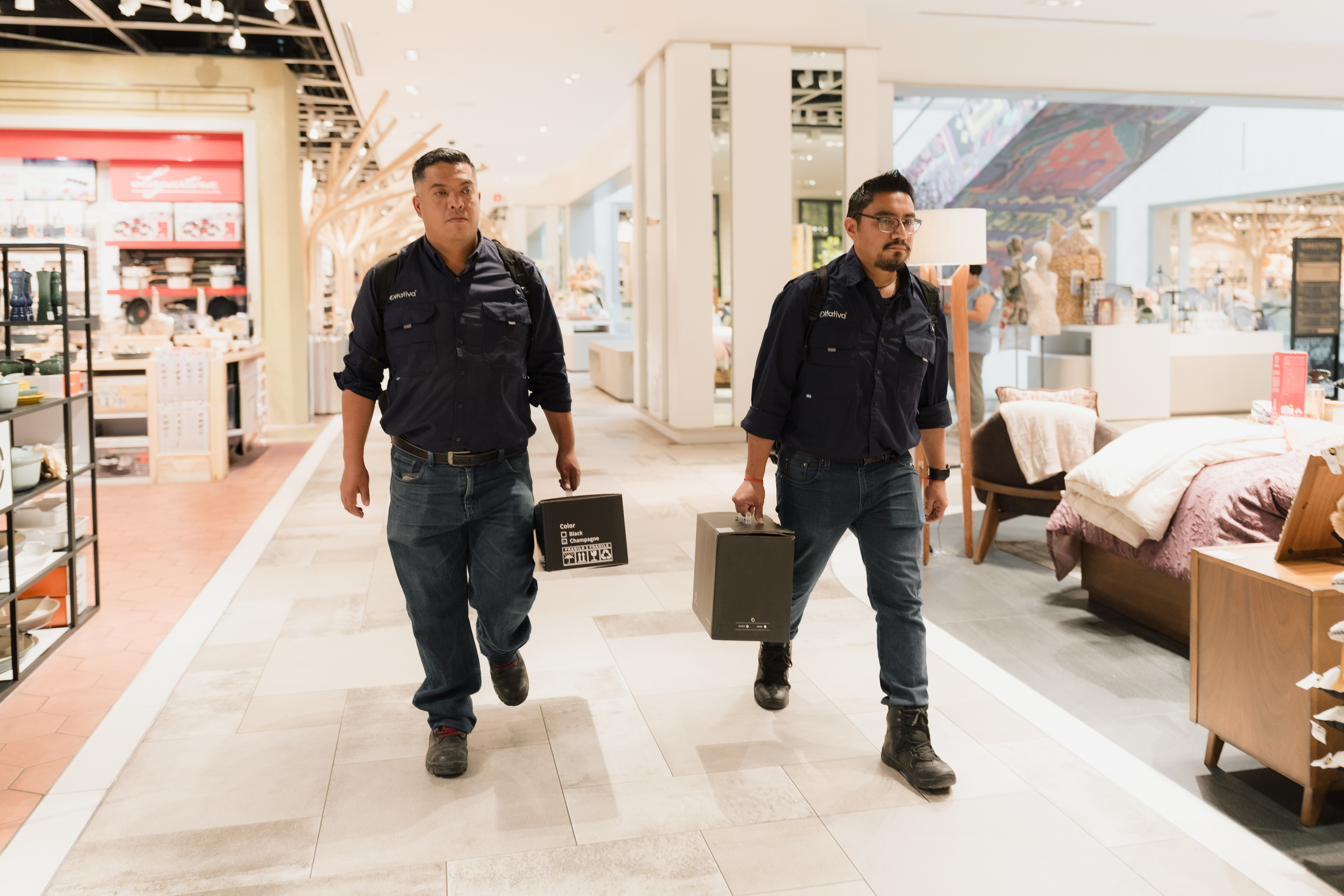 Técnicos de Olfativa en servicio dentro de tienda de cliente