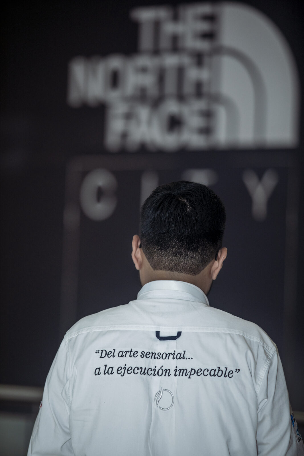 Uniforme del equipo técnico de Olfativa con la leyenda Del arte sensorial a la ejecución impecable