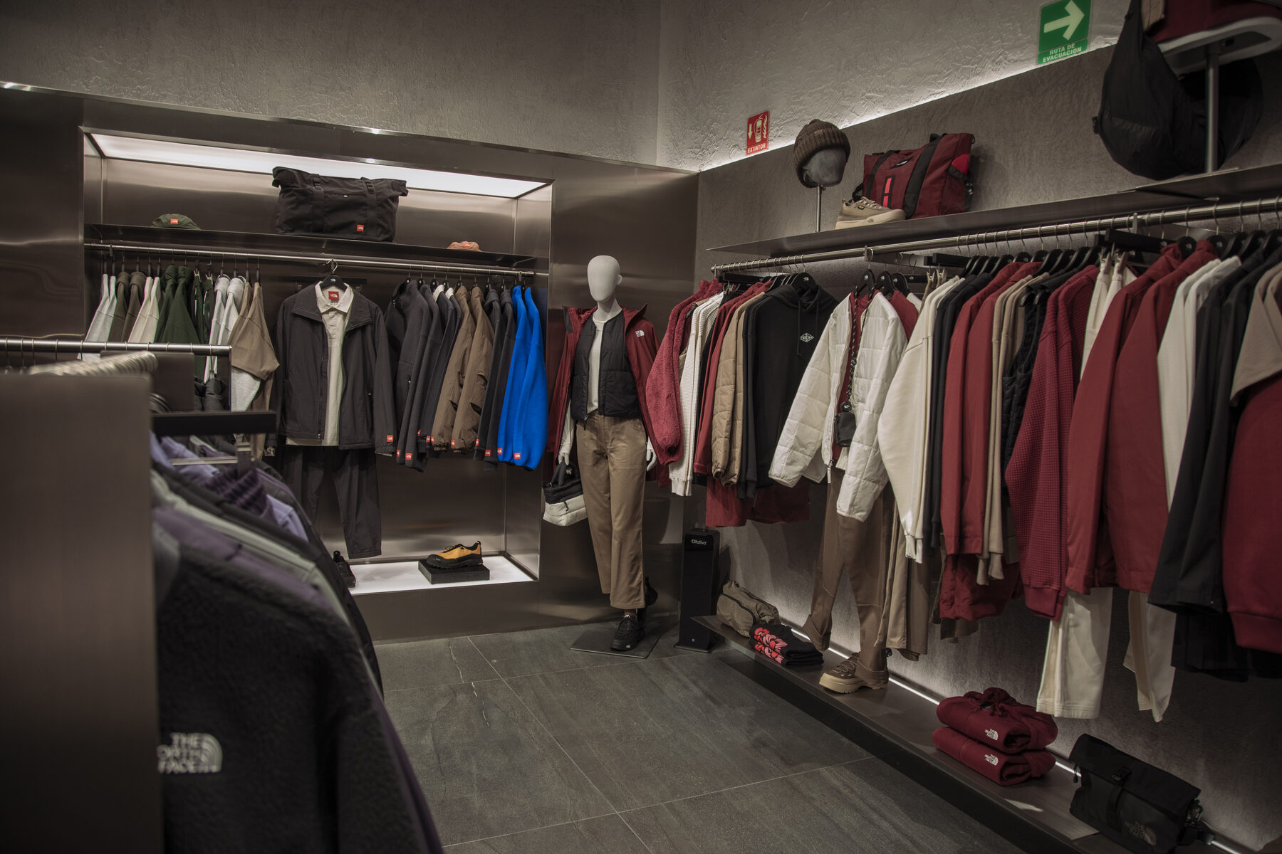 Piso de venta de The North Face City con difusor de aroma integrado al mobiliario