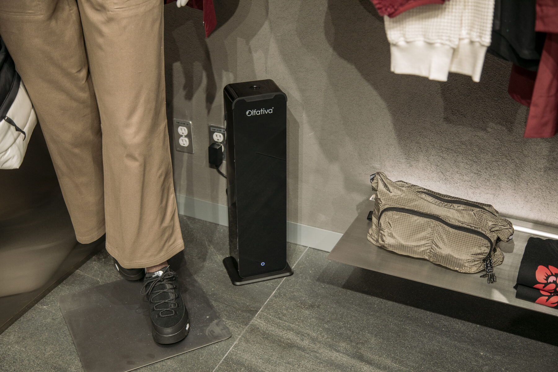 Difusor Olfativa instalado a nivel de piso en el área de exhibición de la tienda