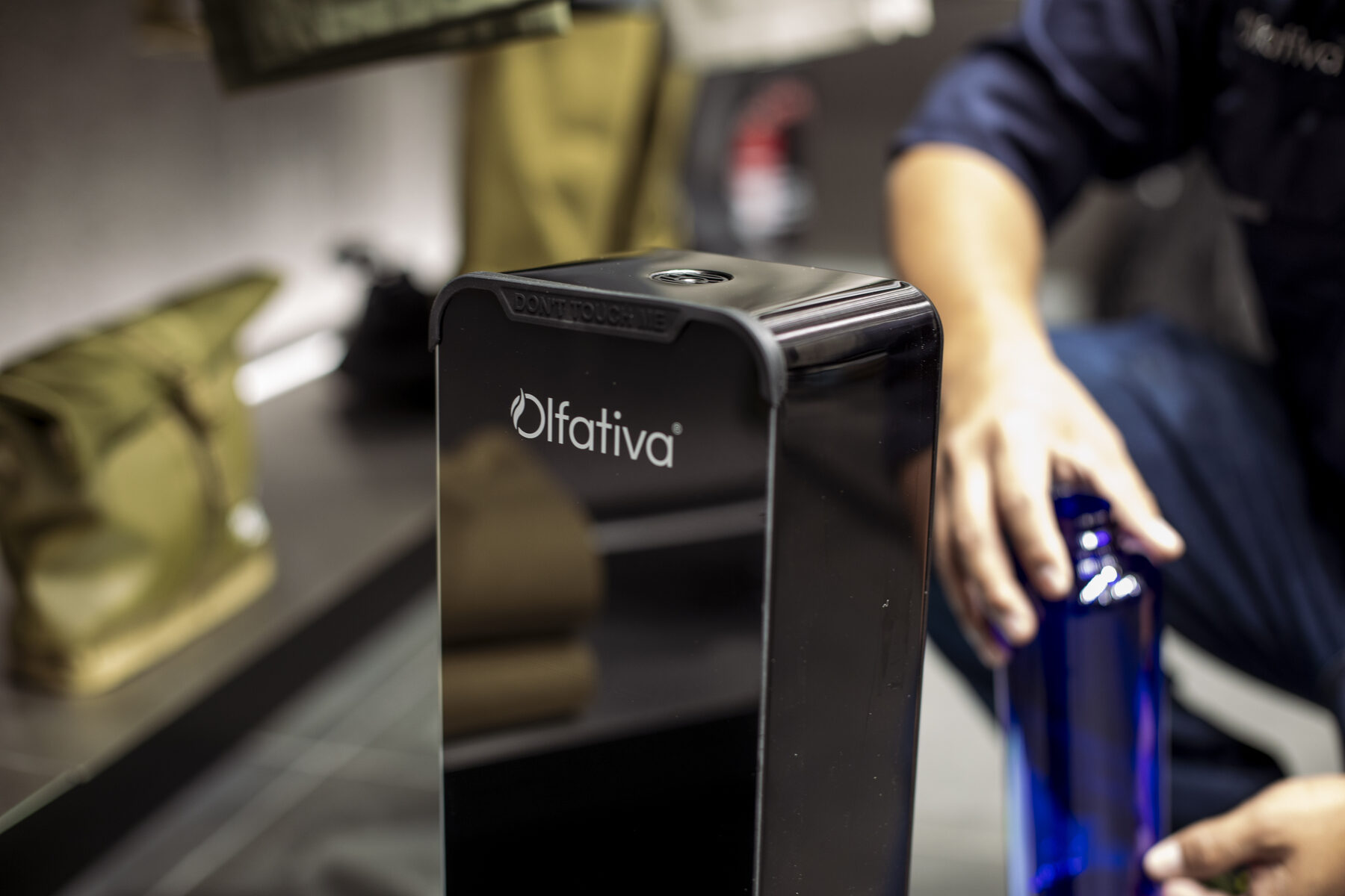 Detalle del difusor Olfativa durante la carga de fragancia en punto de venta