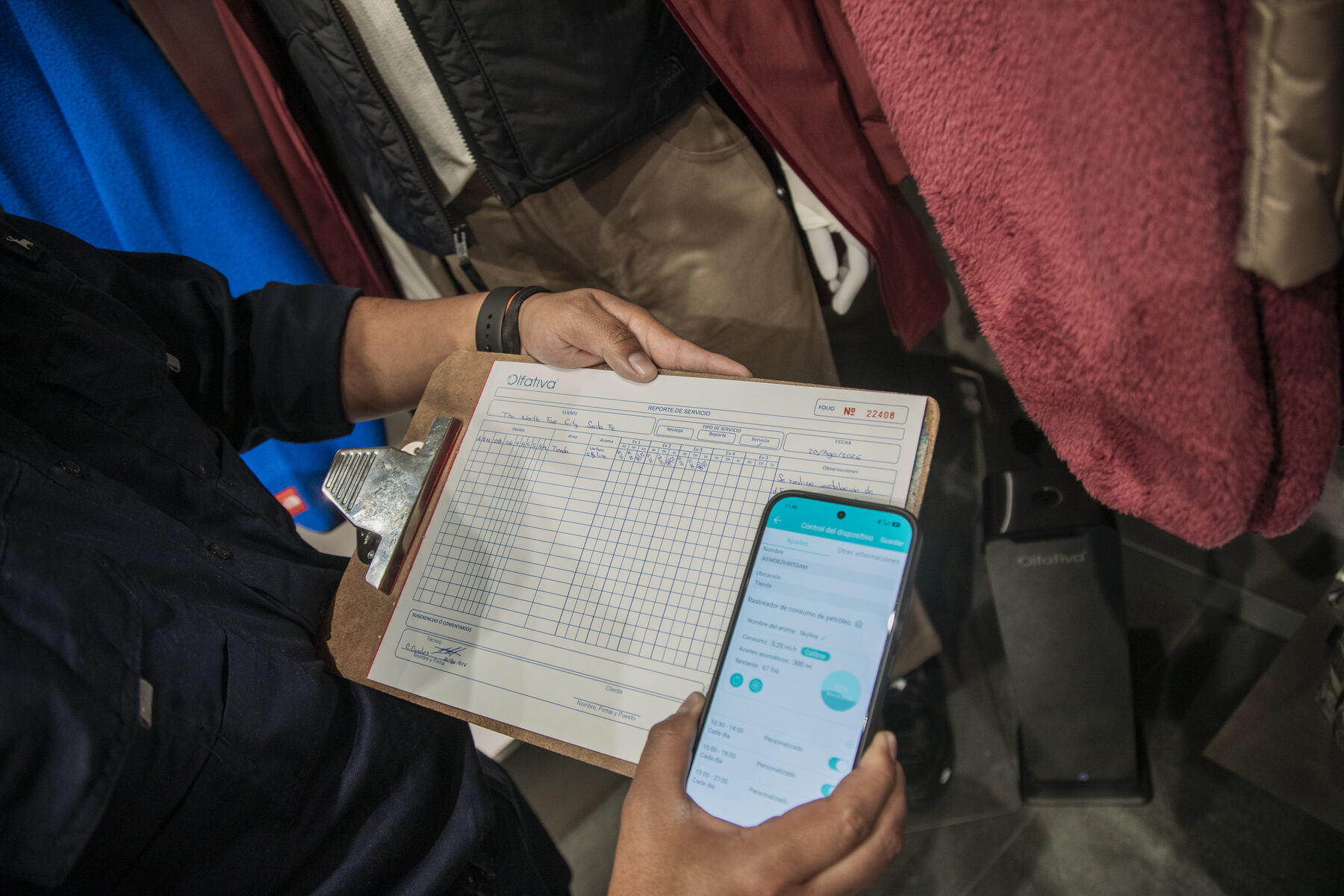 Bitácora física y registro digital de servicio de un difusor de aroma en tienda