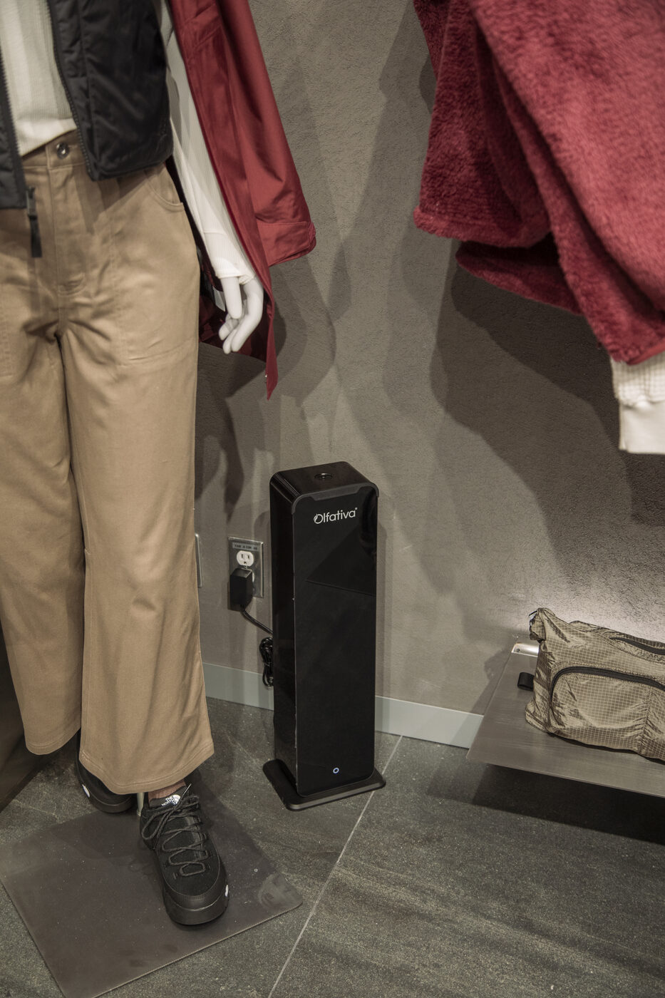 Difusor de aroma integrado discretamente al mobiliario de The North Face City
