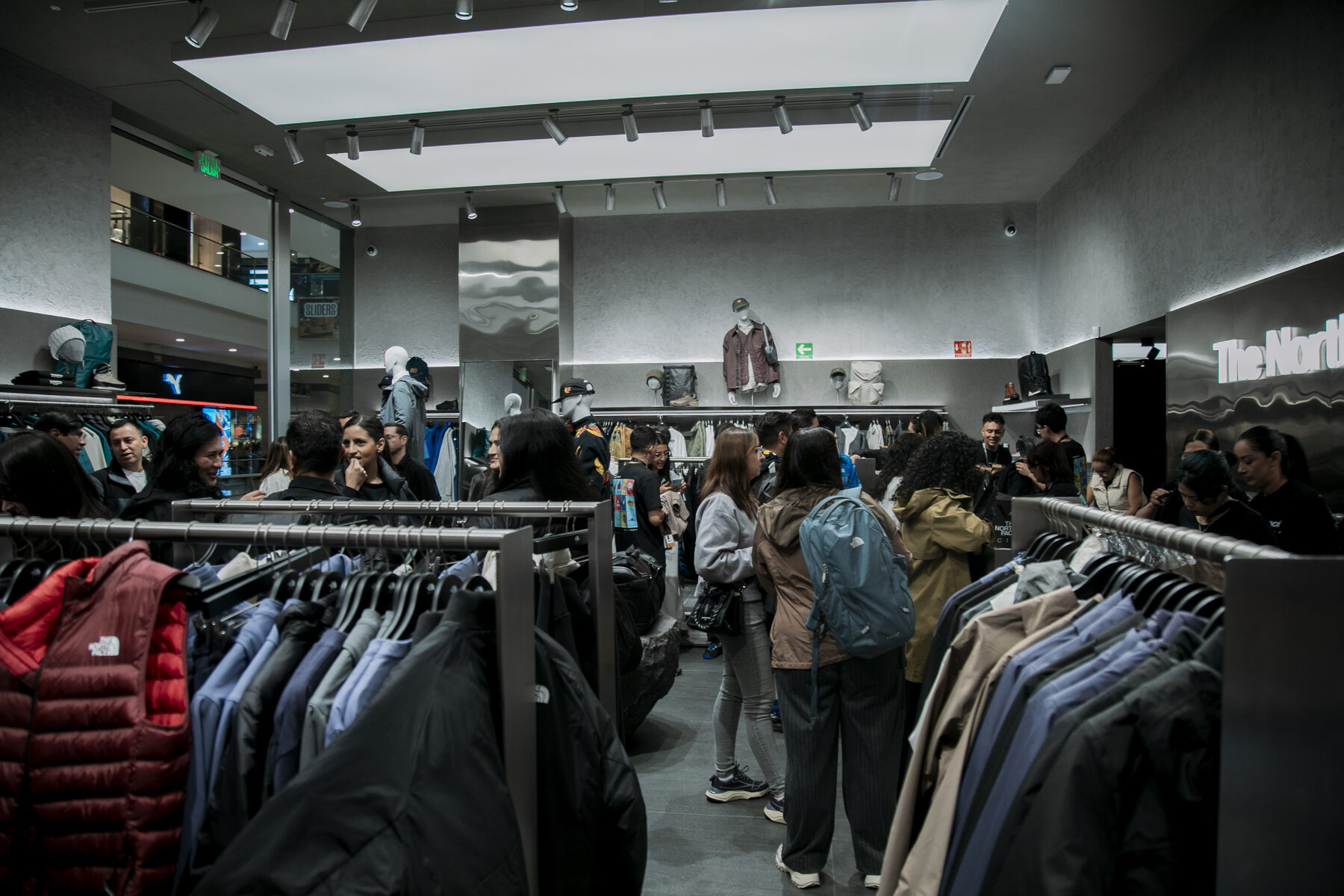 Piso de venta lleno durante la apertura de la tienda The North Face City