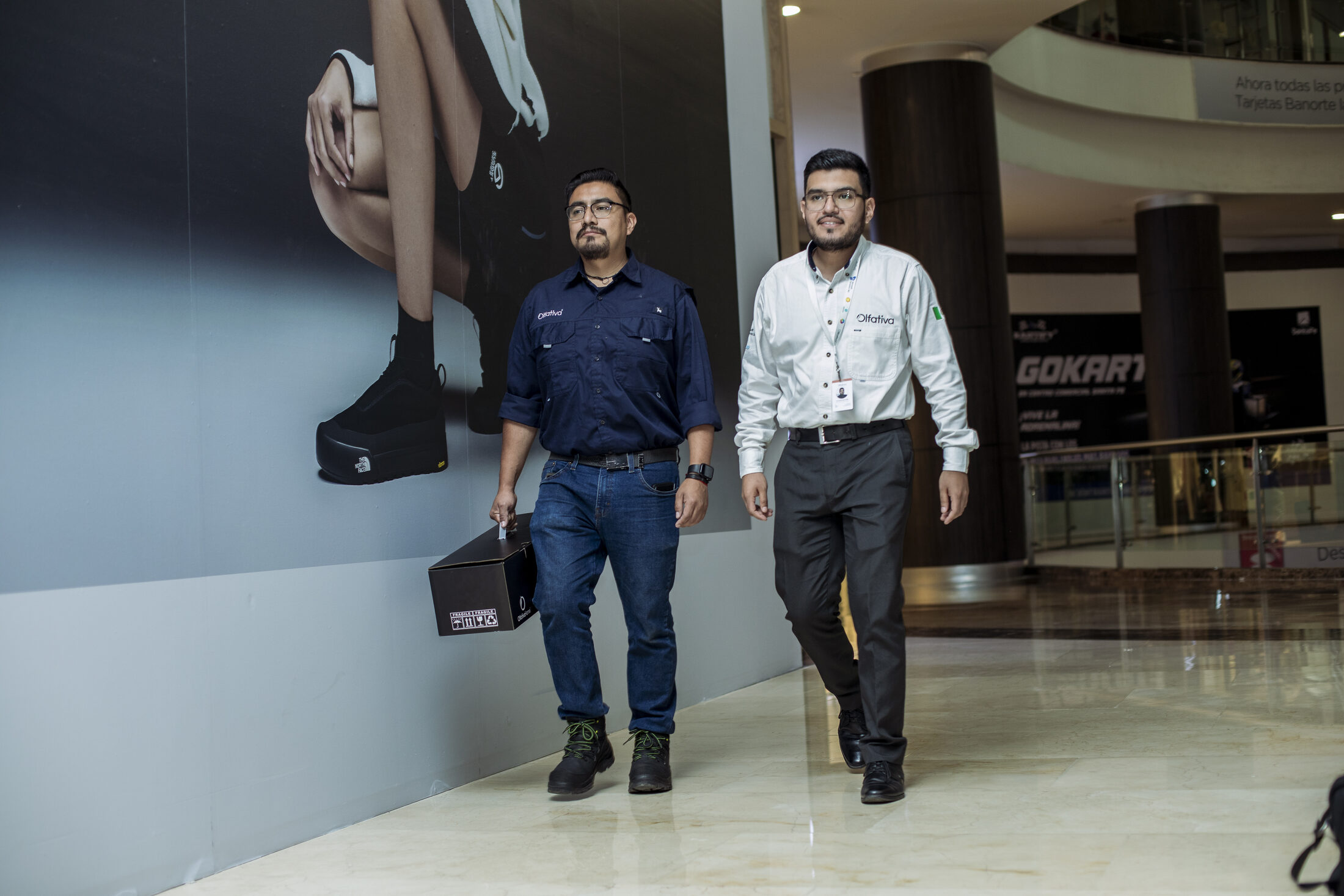 Técnicos de Olfativa llegando a la tienda con el equipo de instalación de difusión