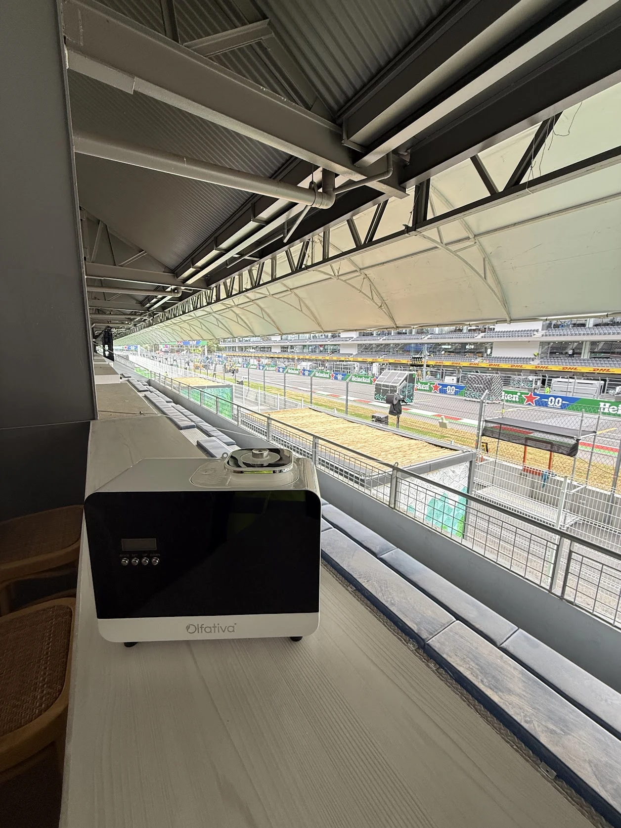 Difusor Olfativa en un palco con vista a la pista del Autódromo Hermanos Rodríguez